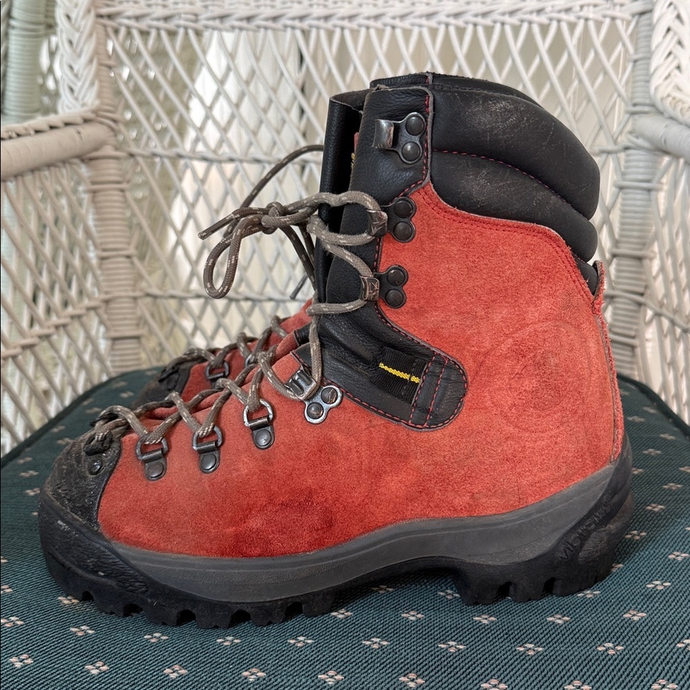 La Sportiva Leather Mountaineering Boots Red/Black Vibram — EU 39 W 7.5 / M 6.5